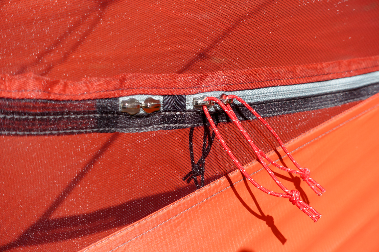 Close up of the spare zippers on the SlingFin Portal 2.