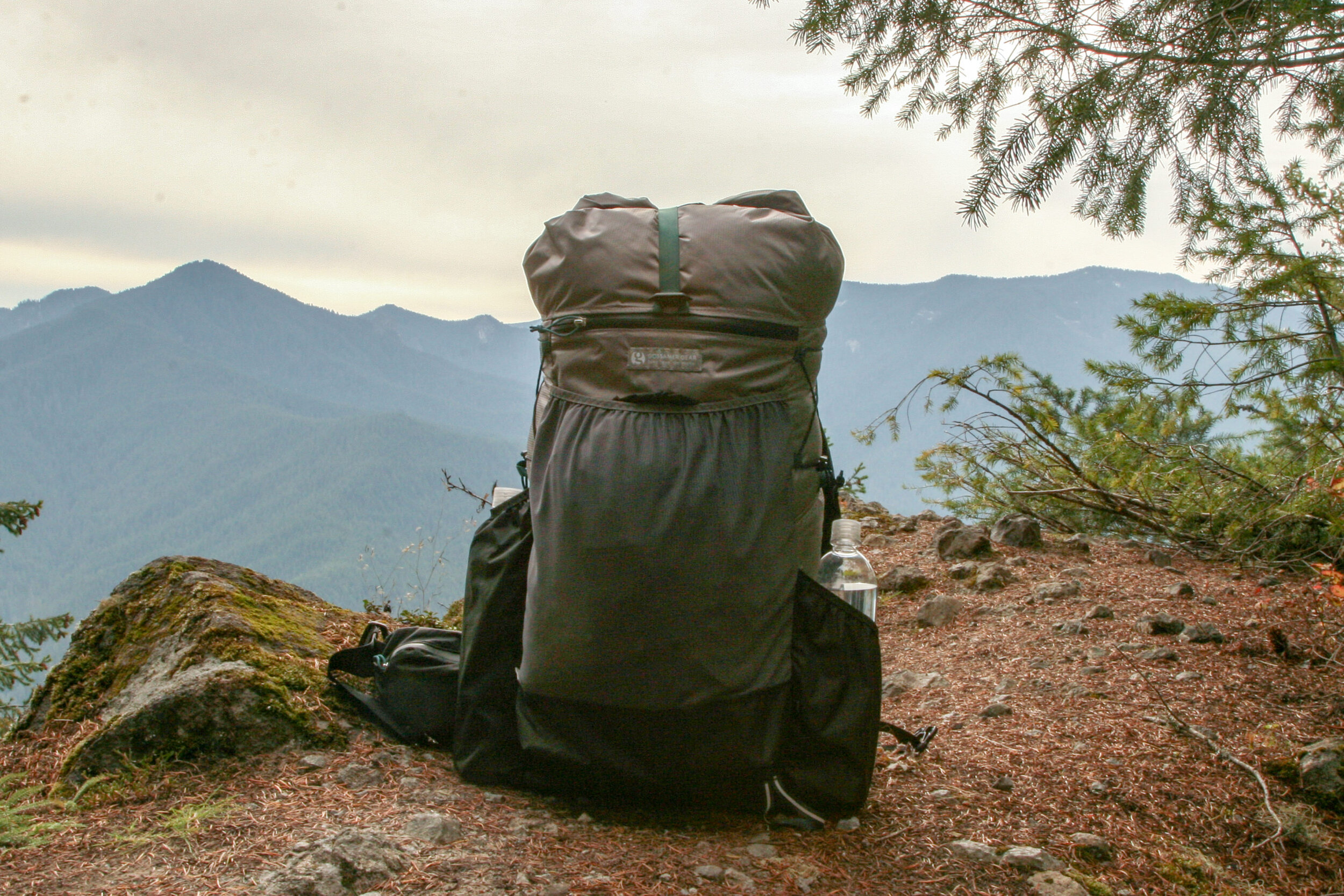 The G4 has asymmetrical side pockets: one tall pocket (to stow tent poles) and another low side pocket.