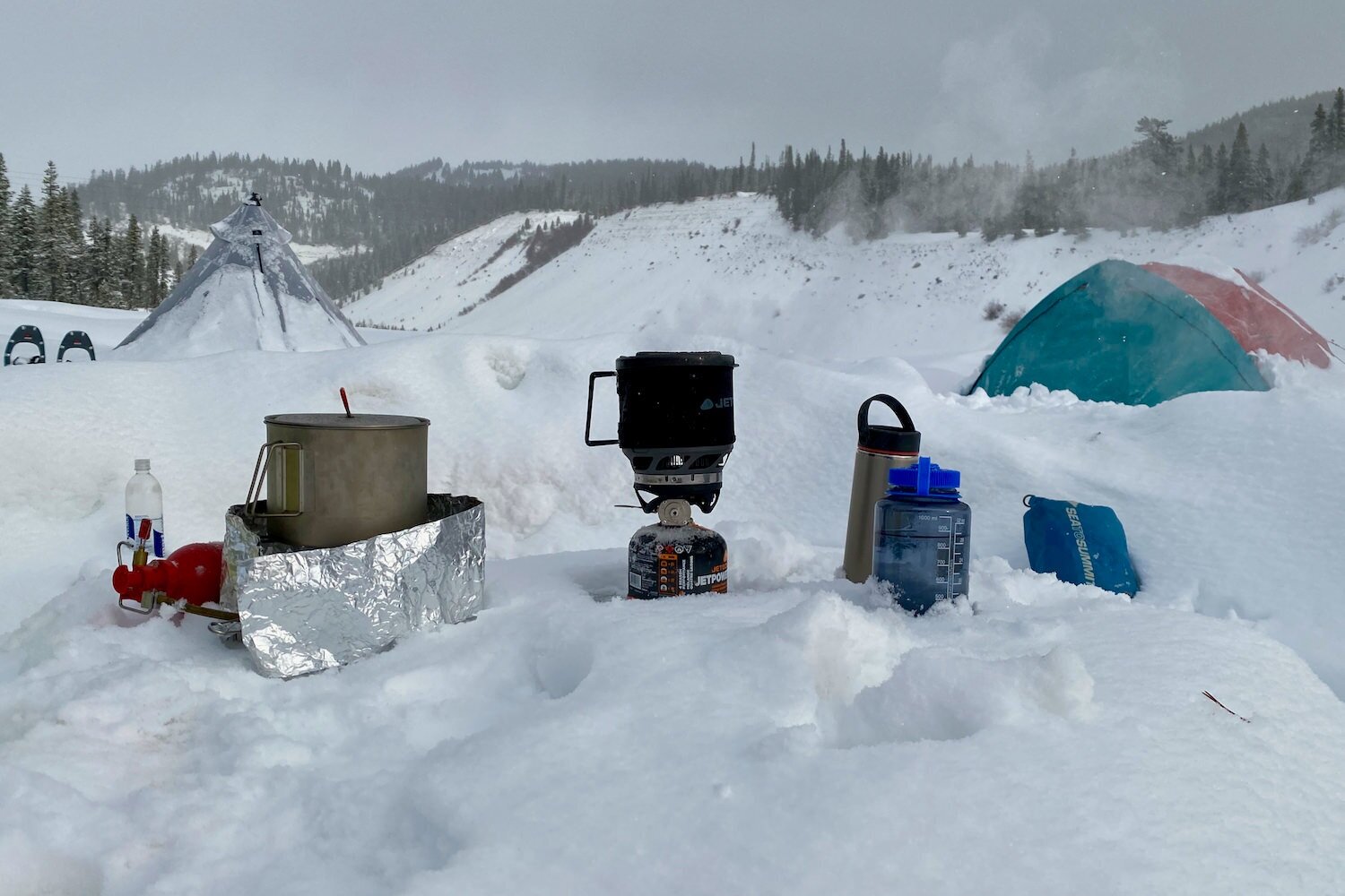 the MSR Whisperlite & Jetboil MiniMo perform well on winter camping trips with below-freezing temperatures.