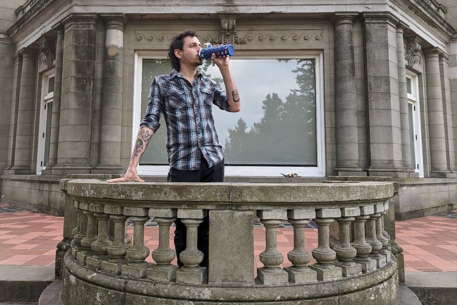 https://www.cleverhiker.com/wp-content/uploads/2023/08/A-Person-standing-on-a-patio-drinking-from-the-Ello-Syndicate-Glass-Water-Bottle.jpeg