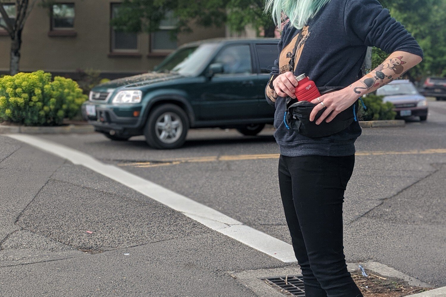 The Que Collapsible water bottle Collapses so small that it fits in our Hyperlite Mountain Gear Versa Ultralight Fanny Pack!
