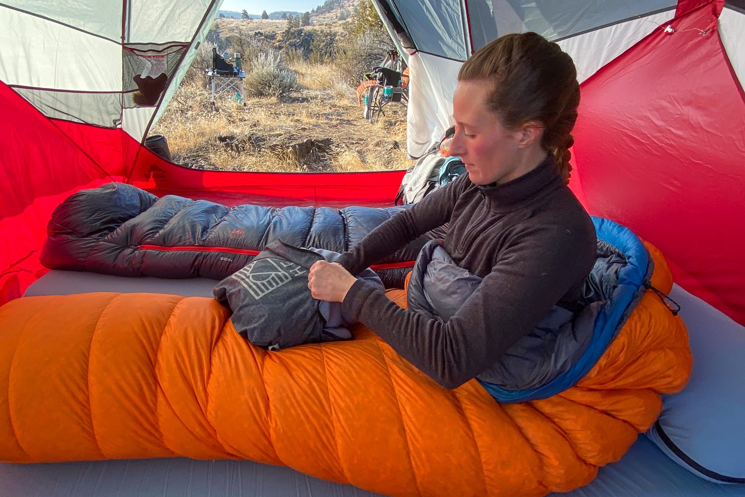 A camper stuffing the HEST Pillow inside itself