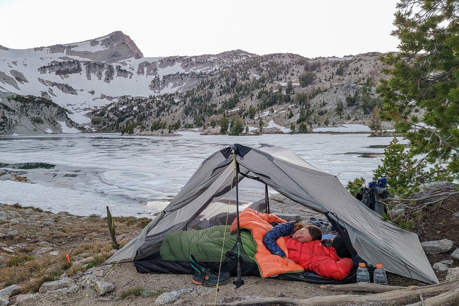 A couple using the Enlightened Equipment Accomplice 20 Quilt while backpacking