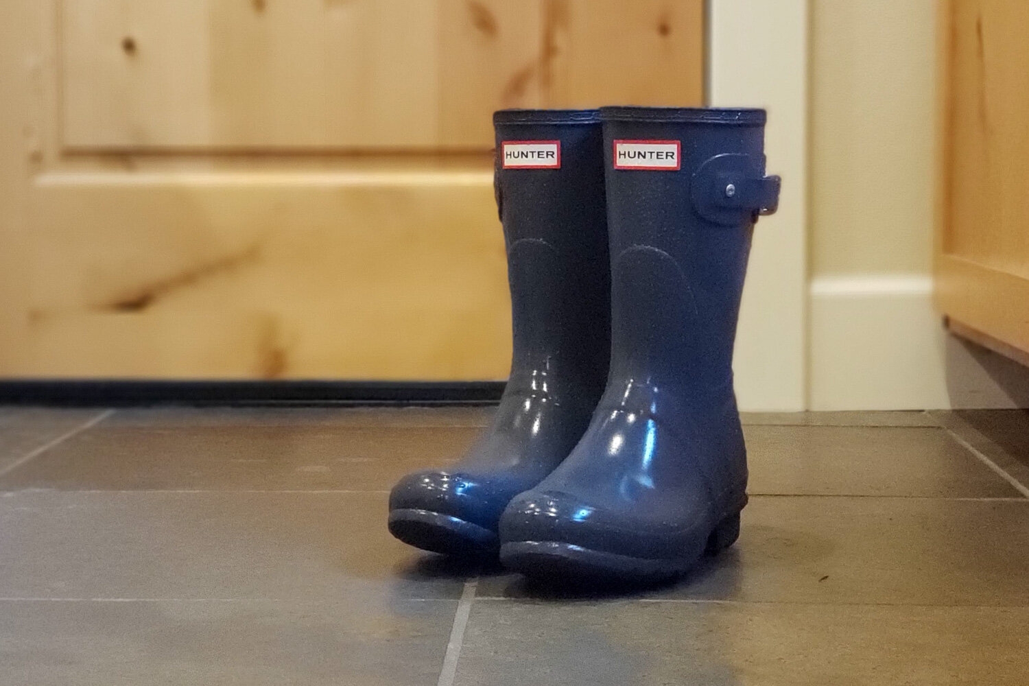 Keep rubber boots like the Hunter Original Short inDOORS to avoid cold feet.