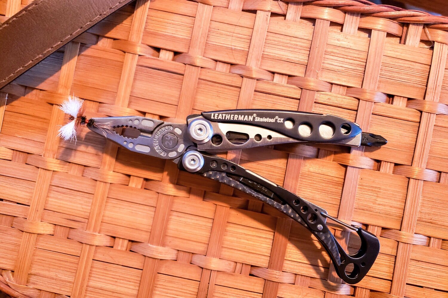The Leatherman Skeletool CX is a compact & streamlined multitool with an emphasis on the most important tools.