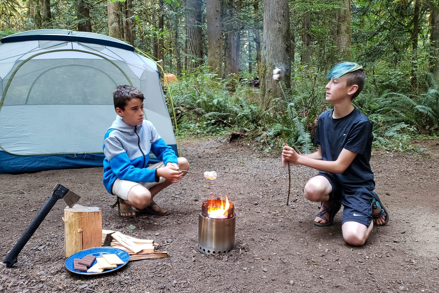 https://www.cleverhiker.com/wp-content/uploads/2023/08/Two-kids-roasting-marshmallows-over-the-Solo-Stove-Campfire-Camping-Stove.jpeg