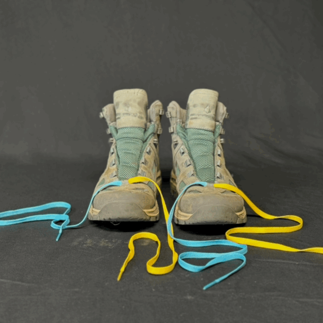 Animated photo of dual-colored shoelaces demonstrating window lacing on the women's Vasque Breeze hiking boots