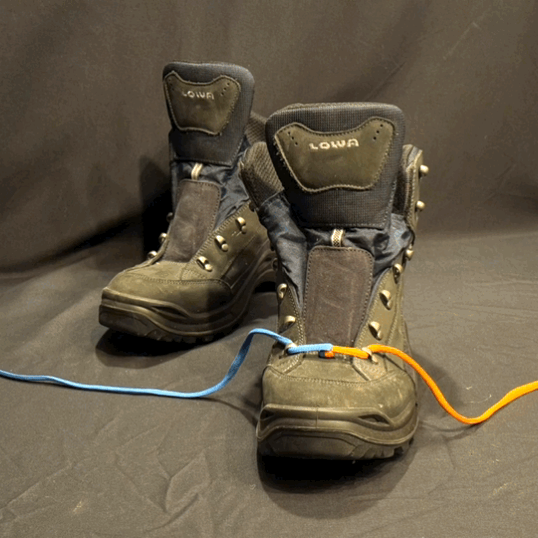 Animated photo of dual-colored shoelaces demonstrating crisscross lacing on the men's Lowa Renegade GTX hiking boots