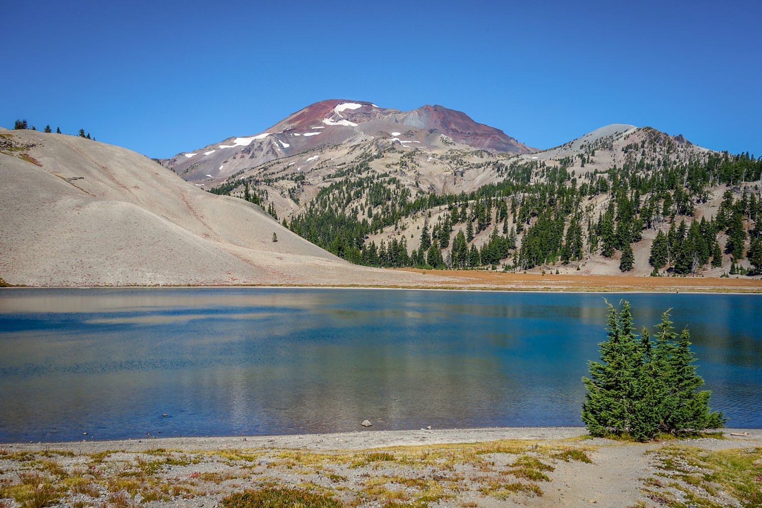green lake under south sister in oregon