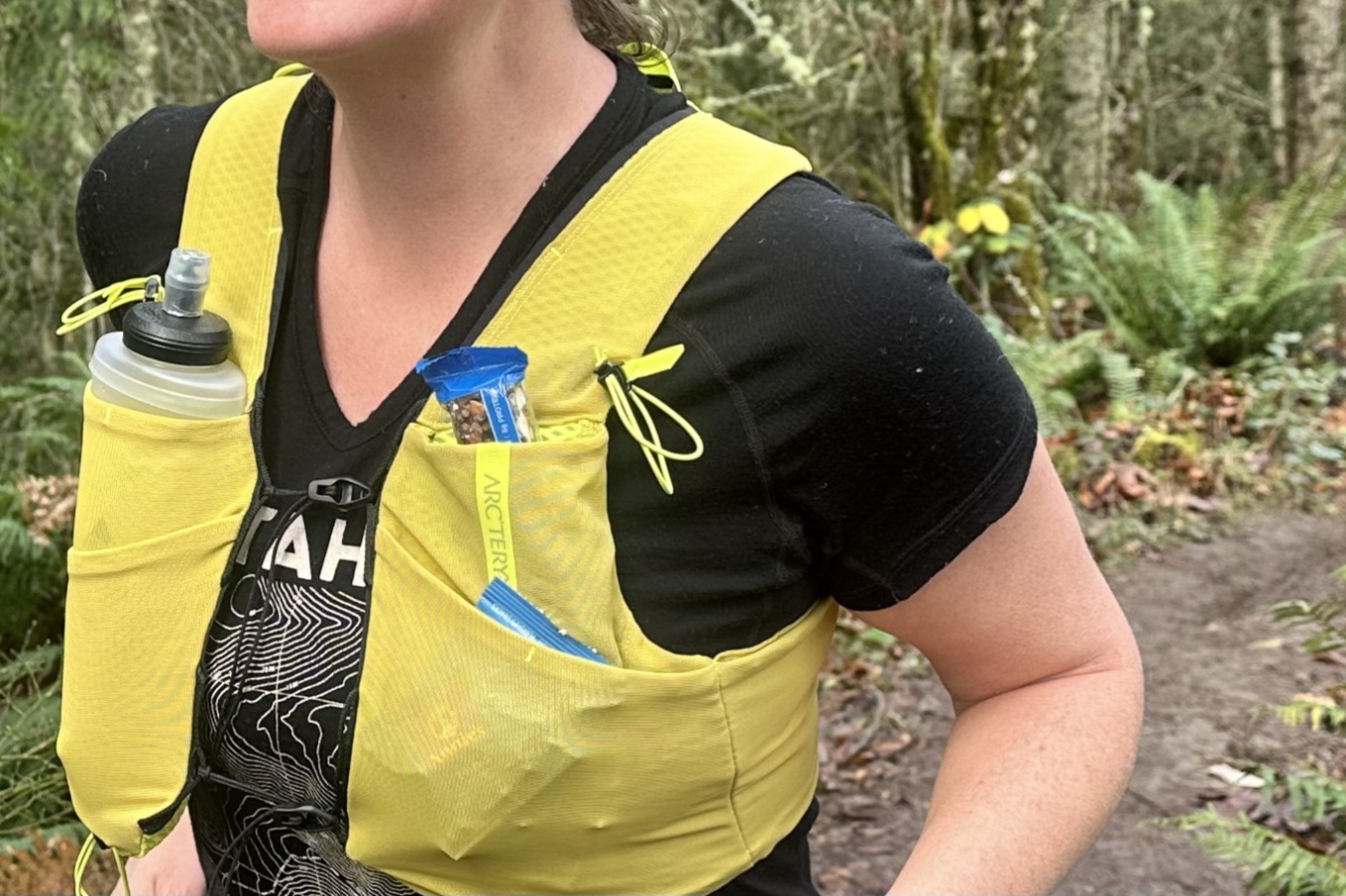 Close up of a runner wearing an Arc'teryx Norvan 7 Vest Women's Hydration Vest