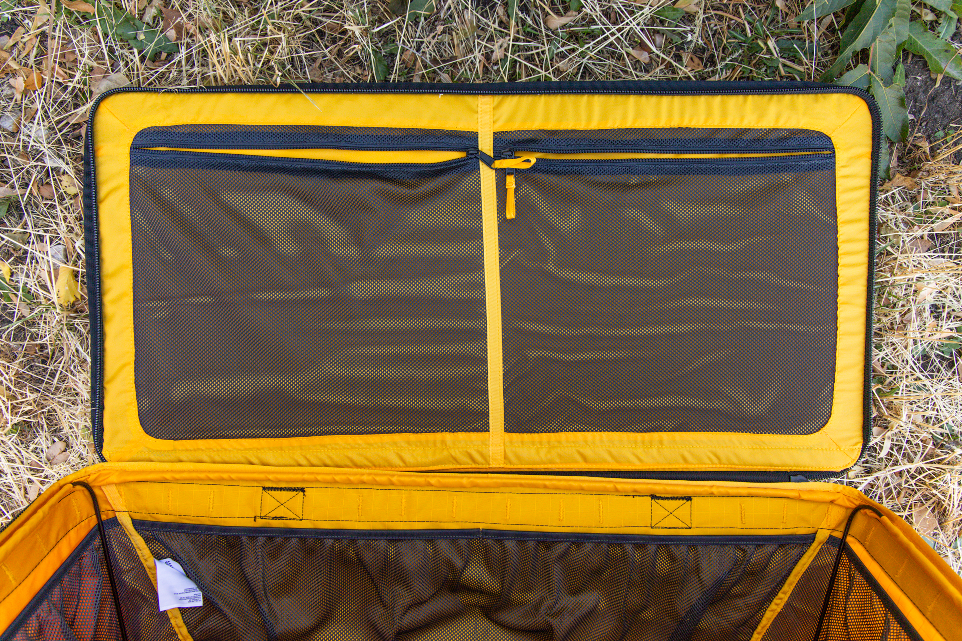 Two zippered mesh pockets in the lid.