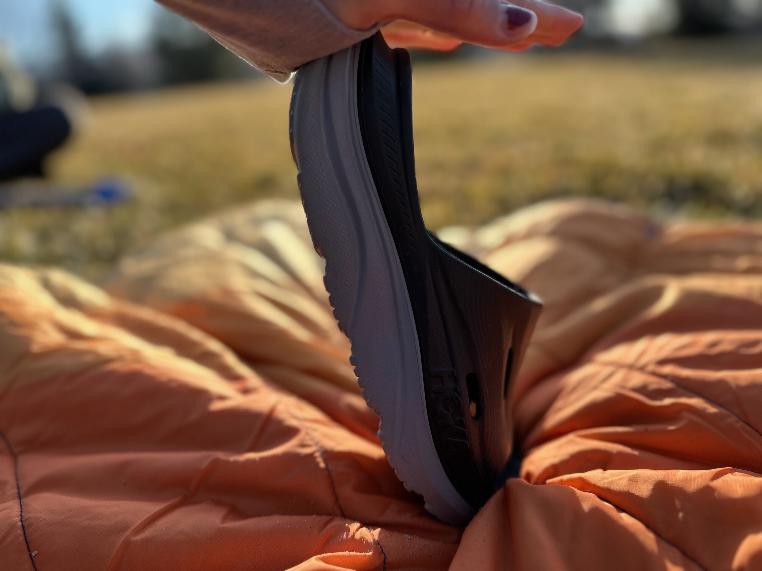 the bend, twist, squeeze test HOKA ORA Recovery 3 Slides