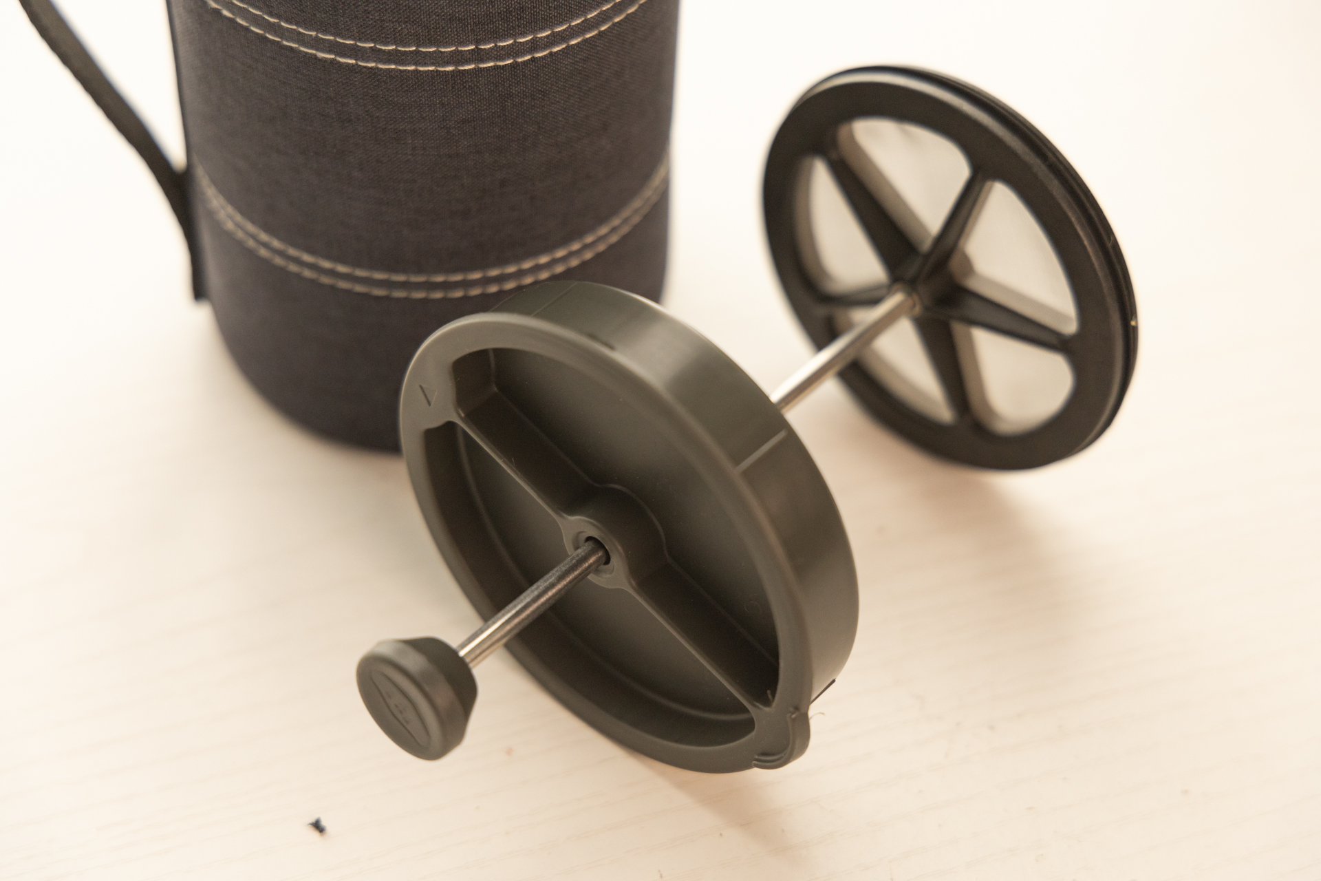 The GSI Java Press lid, filter and plunger lay next to the vessel.