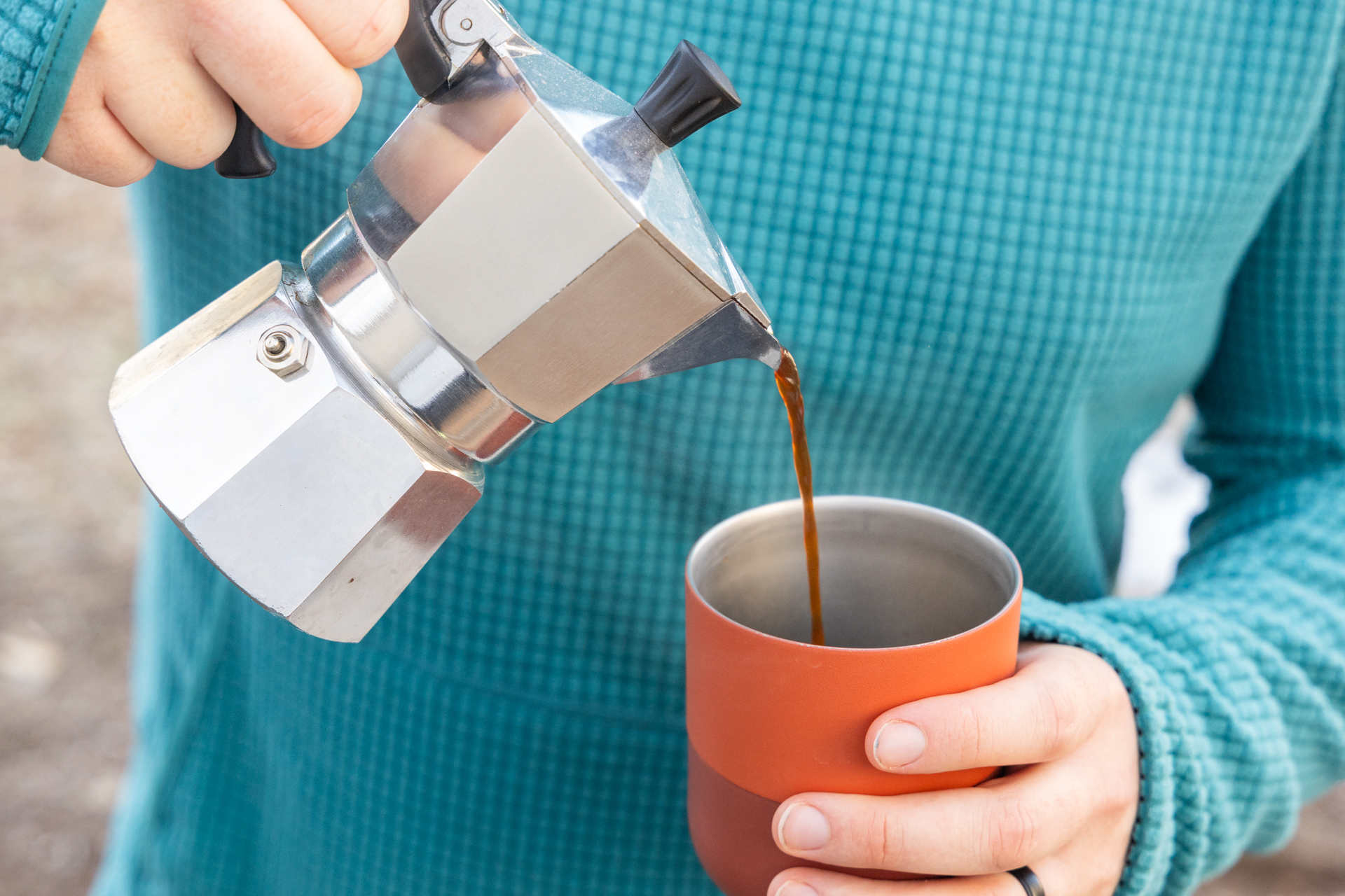 Pouring the Moka Express contents into a mug.