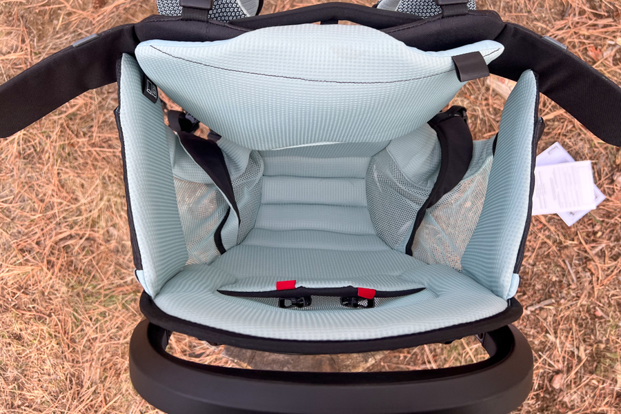 Top-down view of the padded child cockpit inside the Thule Sapling, showcasing its ergonomic design.