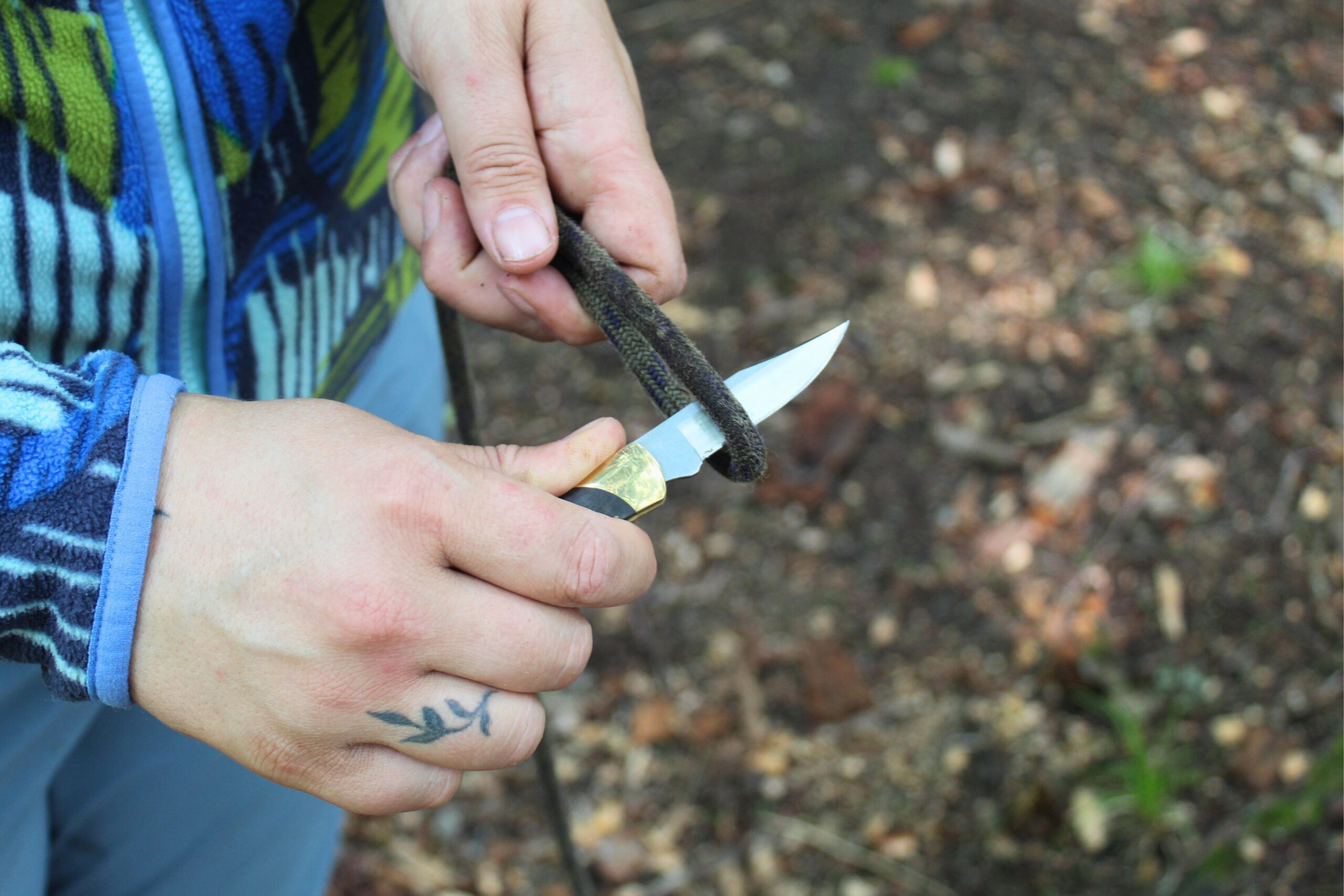 Using the Buck Knives 055 Pocket Knife to cut through some para cord