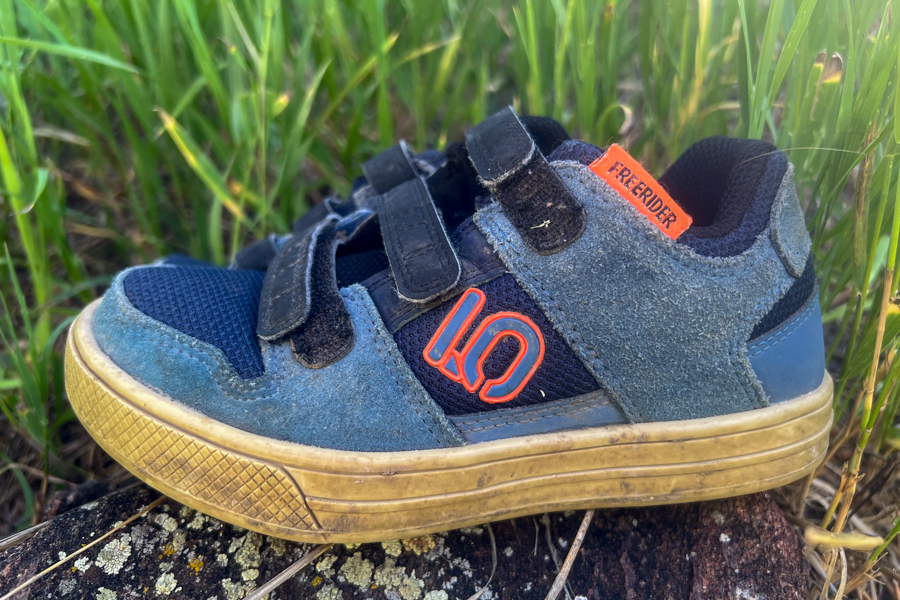 Side view of the Five Ten Freerider kids’ shoe with visible “10” logo and Freerider tag on the collar.