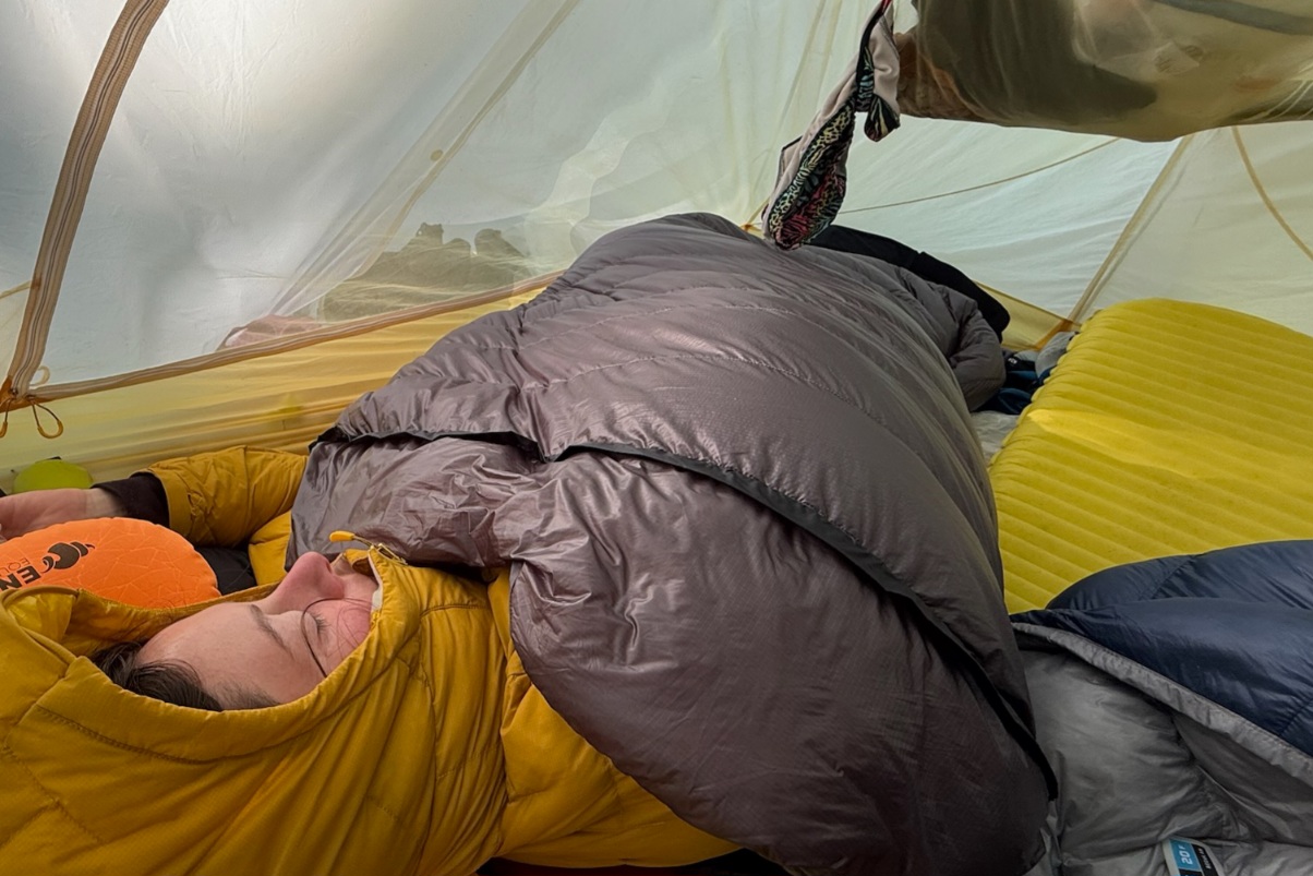 Hiker sleeping in a Western Mountaineering AstraLite Quilt