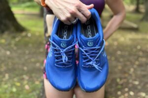 close up of a runner holding the Topo Athletic MTN Racer 4