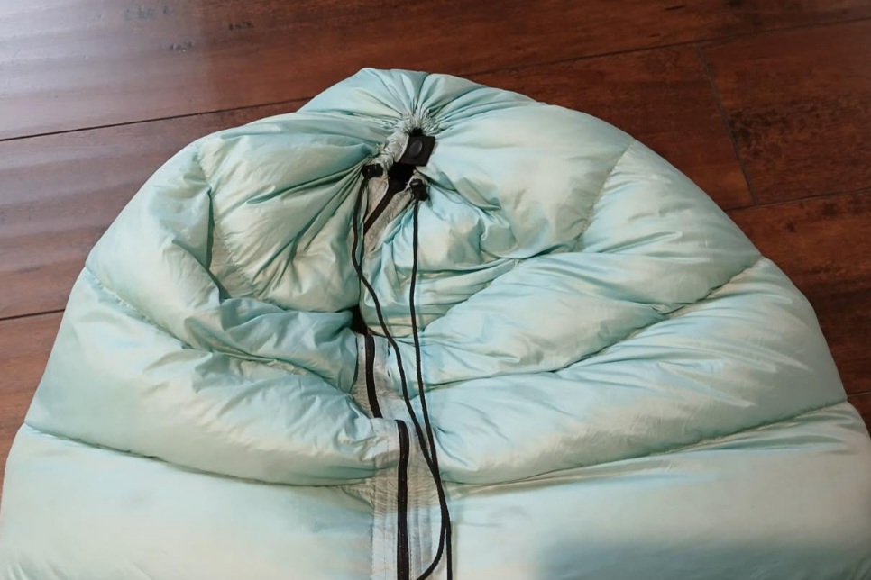 Close up of the toe box drawcord closure on the UGQ Bandit 20 Quilt
