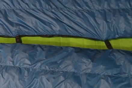 Close up of the Hammock Gear Burrow 20 Quilt with pad closures clipped