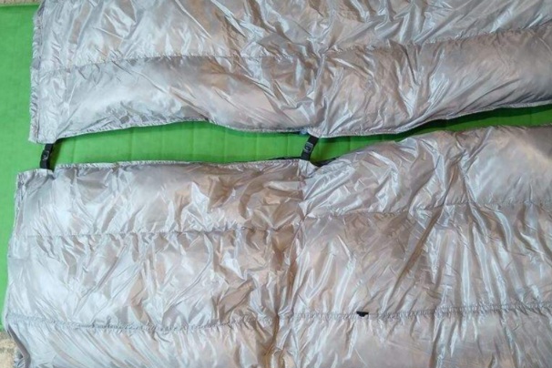 Close up of the pad clips on the Hyperlite Mountain Gear 20-Degree Quilt