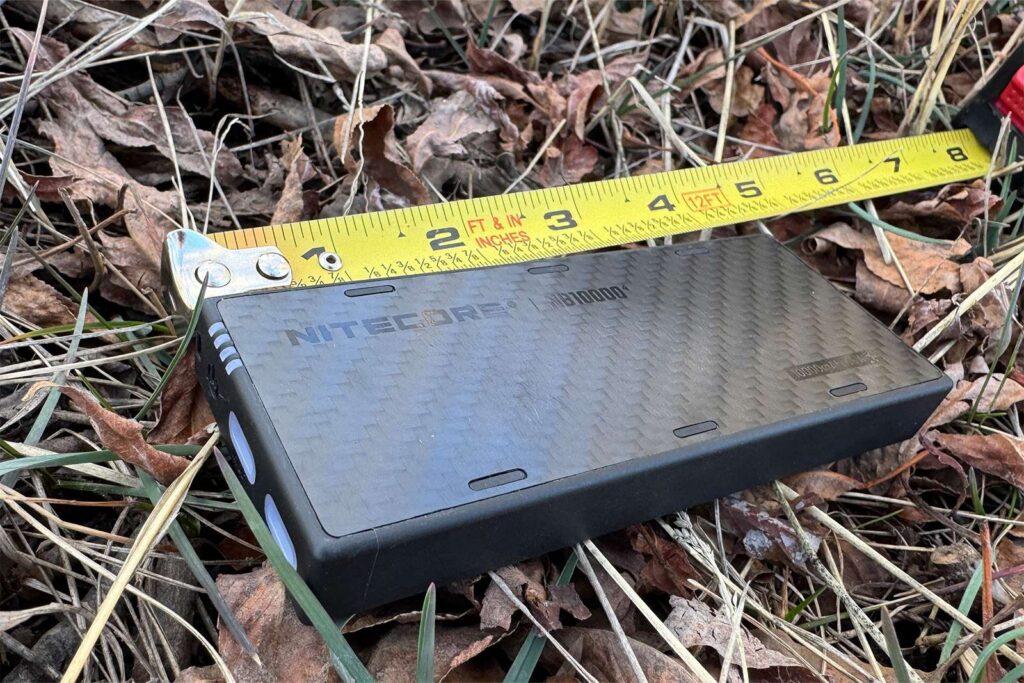 El NB10000 está colocado en el suelo con una cinta métrica extendida a su lado.