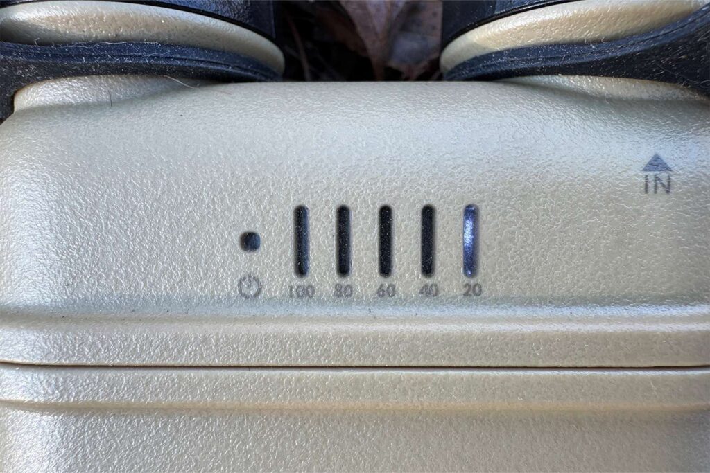 Close up of the charge indicator on the Nestout power bank which is five different bars with percentages marked below them.