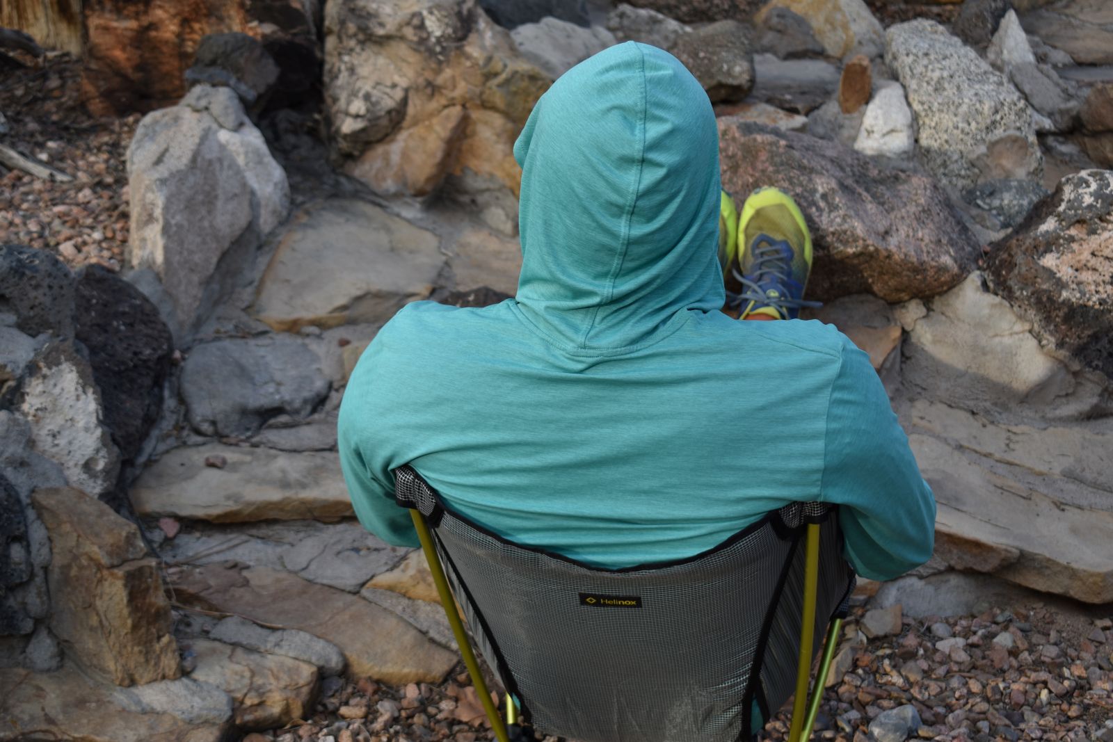 El respaldo de la Helinox Chair Zero LT llega hasta la mitad de la espalda del evaluador
