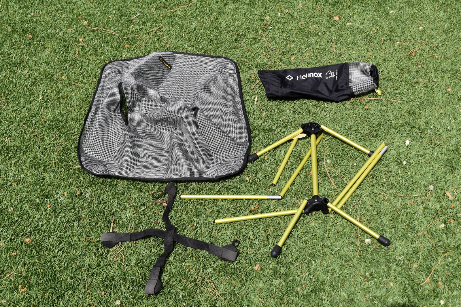 Las partes de la Helinox Chair Zero LT: tela de la silla, X Strap, patas de aluminio conectadas con un cordón elástico y bolsa para cosas.