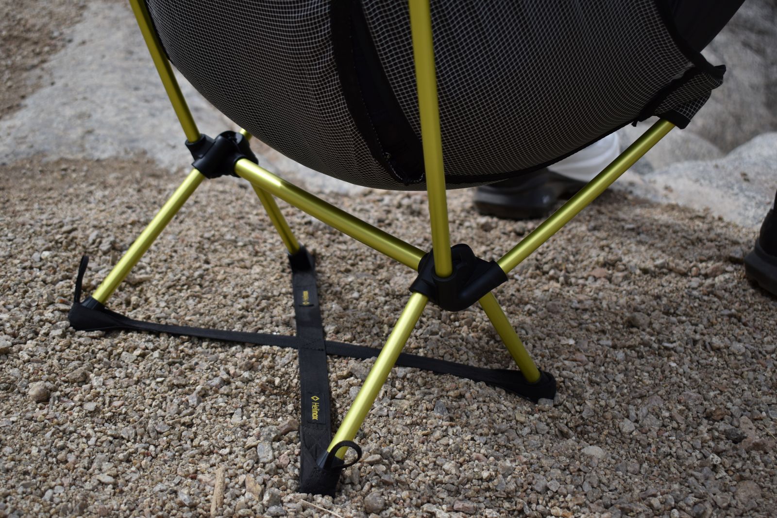 Una correa negra forma un "incógnita" con patas de silla metidas en los cuatro bolsillos.