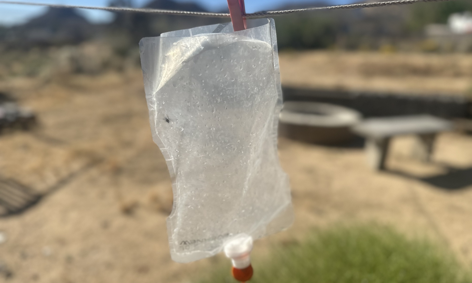 Una bolsa de hidratación cuelga de un tendedero. La condensación es visible en el interior.