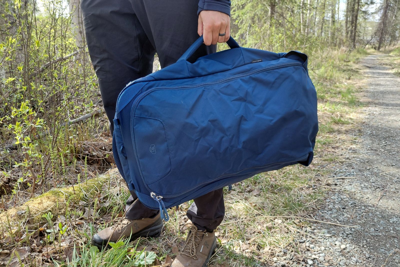 person carrying the osprey farpoint as a duffel