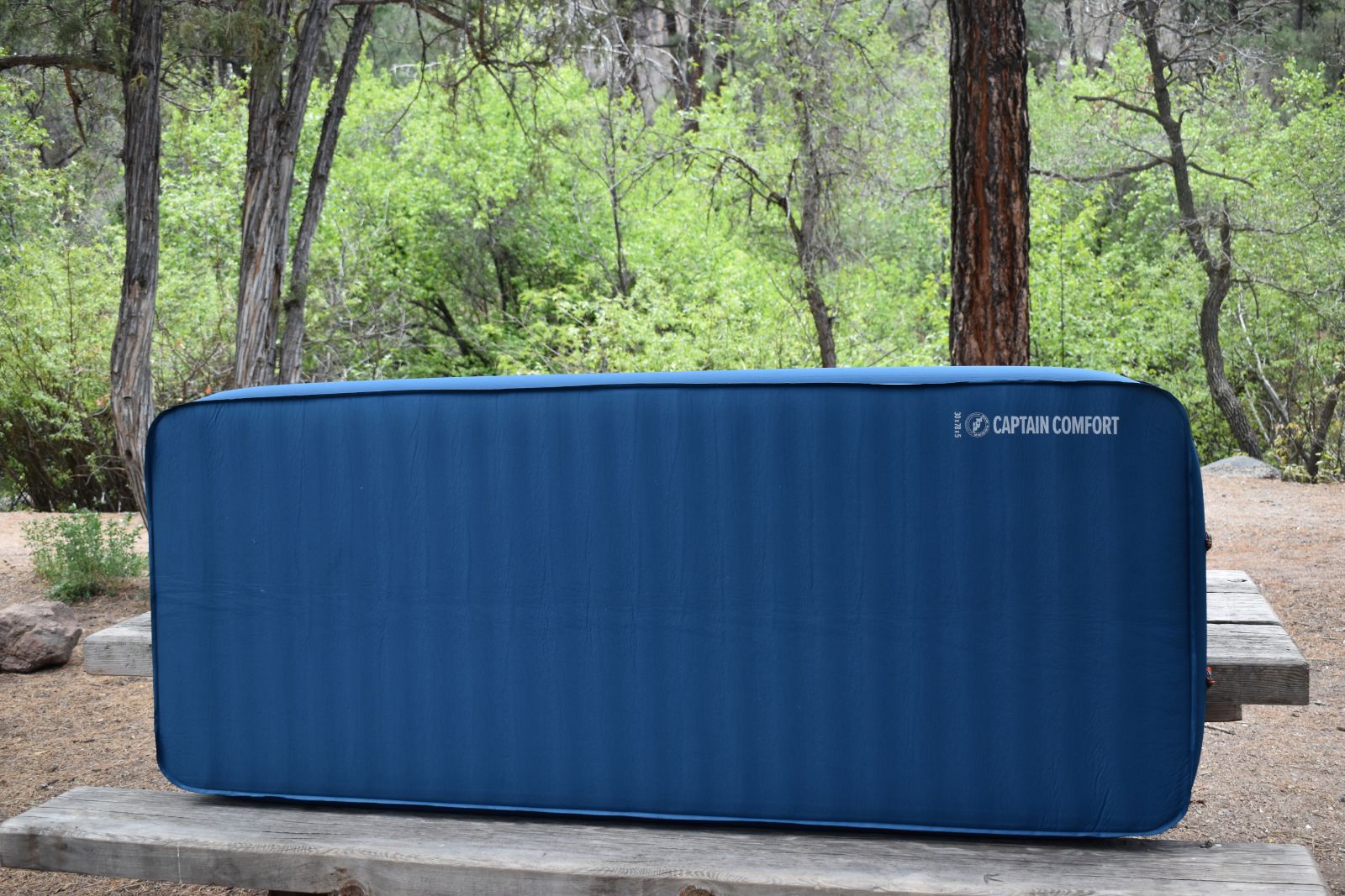 The Captain Comfort propped up against a picnic table shows horizontal air cells that provide comfort and support