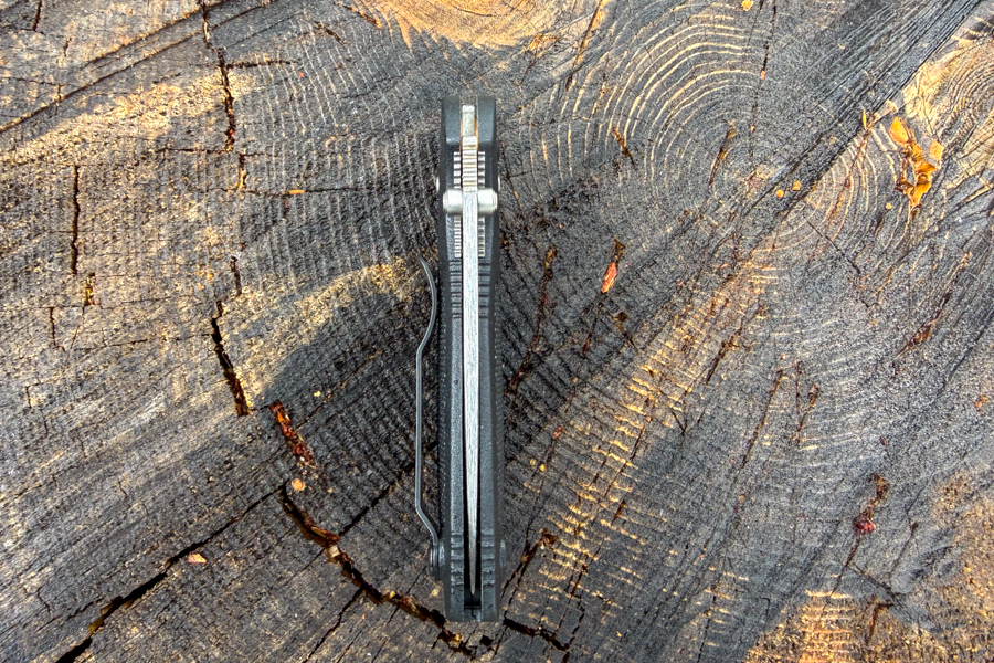 Vista de arriba hacia abajo del lomo del Benchmade Mini Griptilian 556 cerrado que muestra el centrado de la hoja y el grosor del mango.