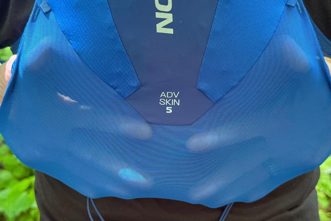 Close-up of the lumbar pocket on the Salomon ADV Skin 5 running vest.