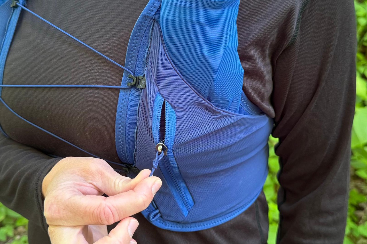 Close-up image of the front zippered on the Salomon ADV Skin 5 running vest.