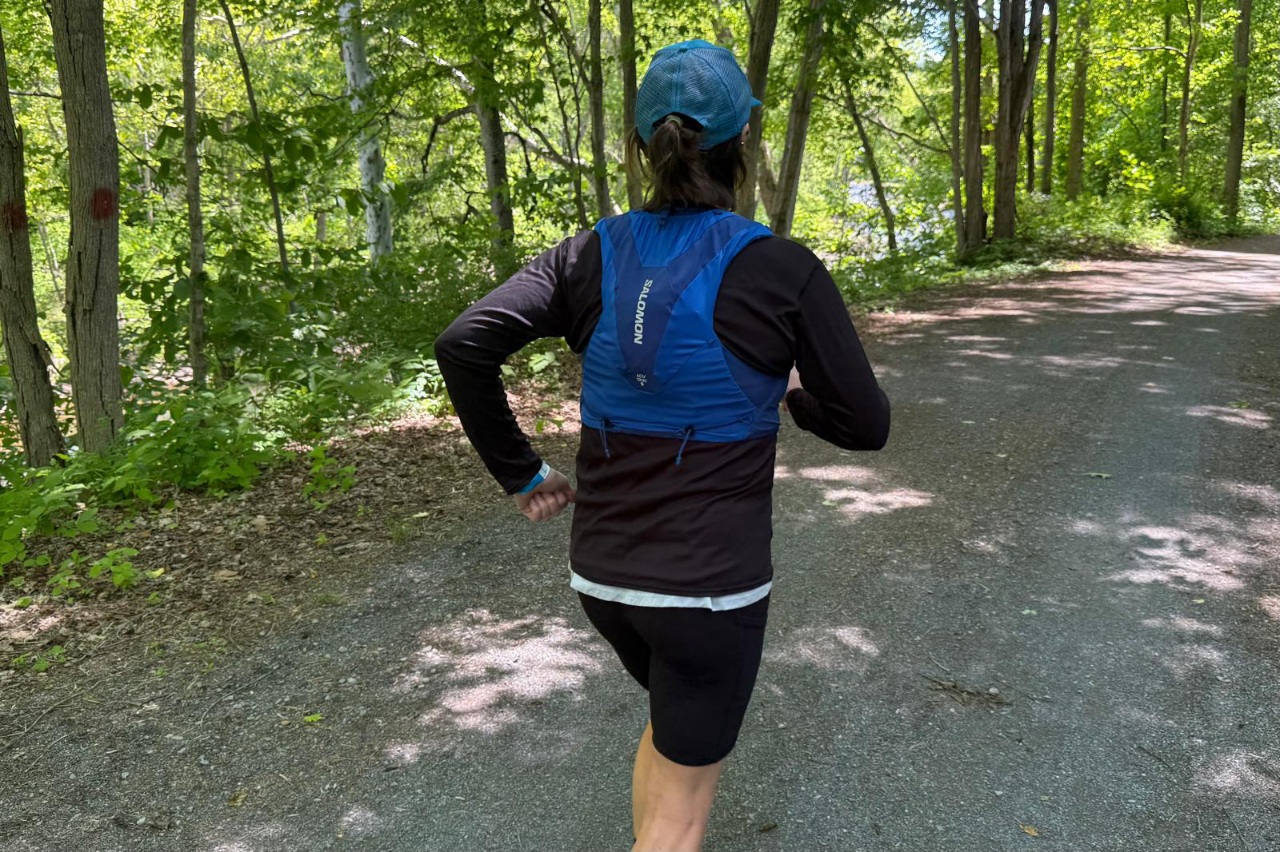 Runner wearing the Salomon ADV Skin 5 running vest. 