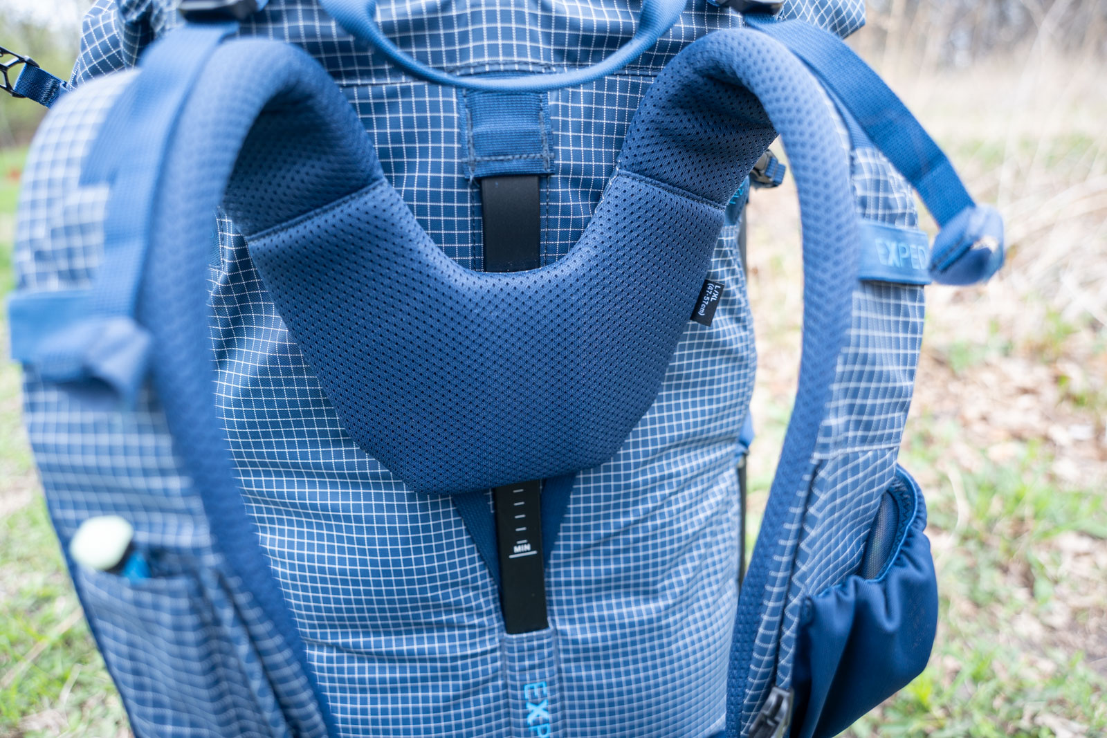 Una mochila azul con tirantes.