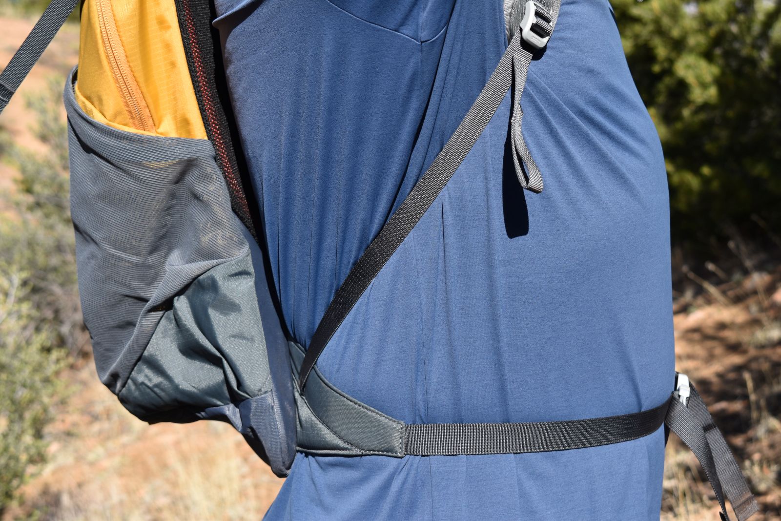 Side view of the Osprey Sportlite's tiny hipfins and thin hipbelt, which are too small to carry weight.