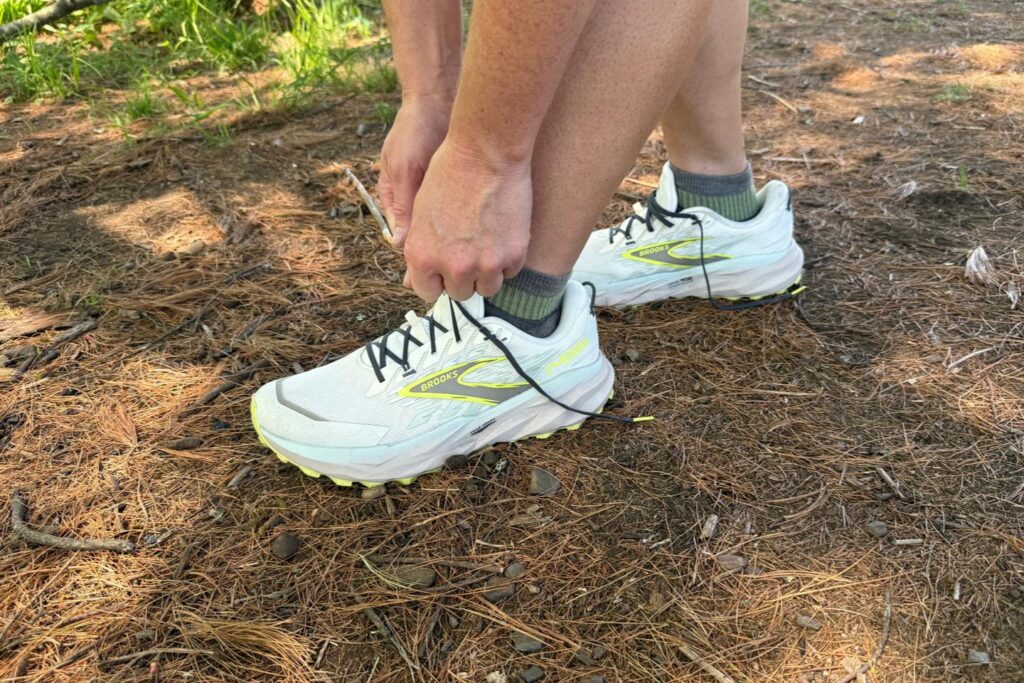 Runner tying the laces on the Brooks Cascadia 19