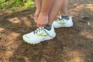 Runner tying the laces on the Brooks Cascadia 19